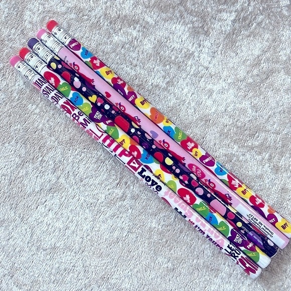 Brand New Hello Kitty Checkered Pink & White Large Zippered Pouch, Pin & Pencils - Picture 5 of 16